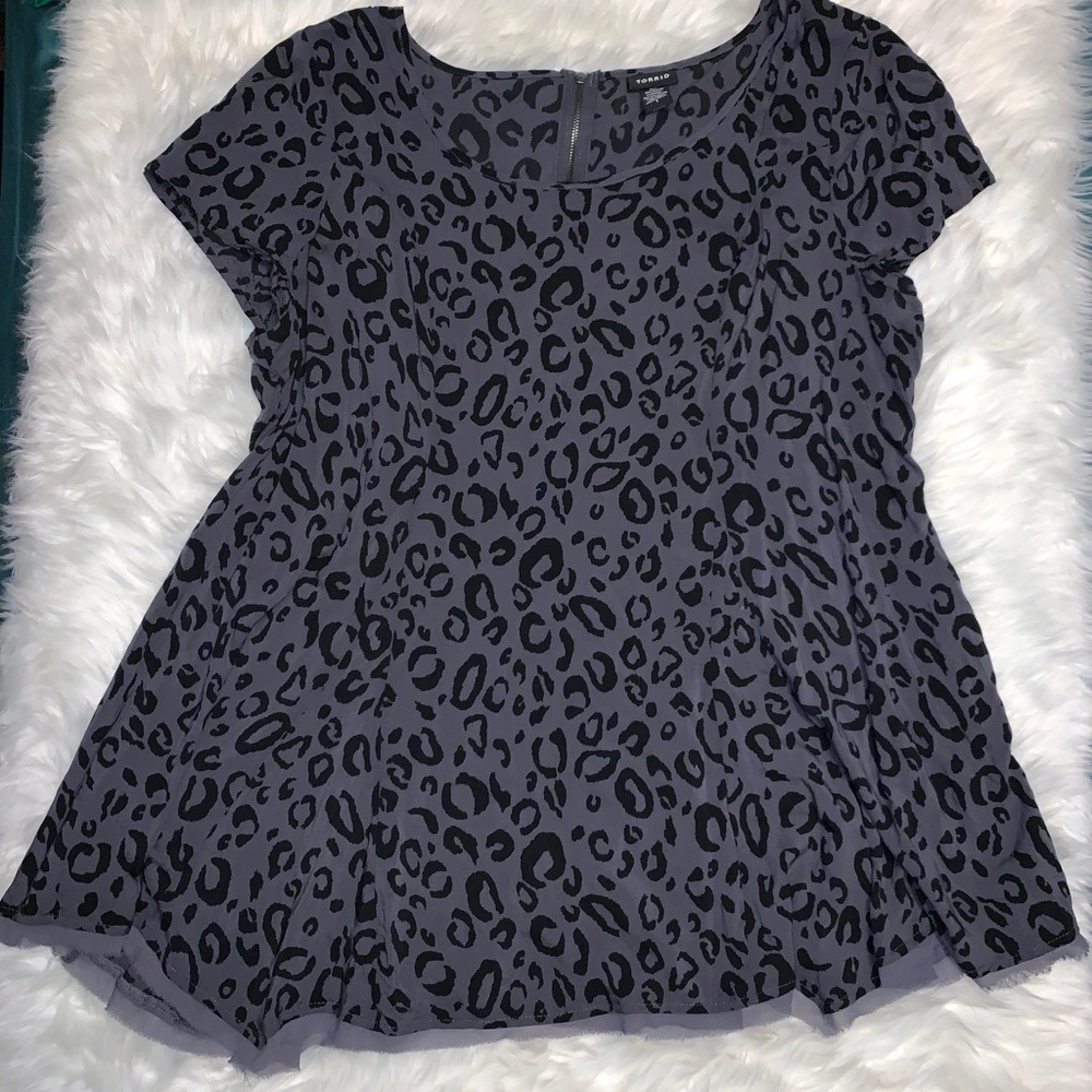 Torrid Flowy Gray Leopard Print Top Sz 1